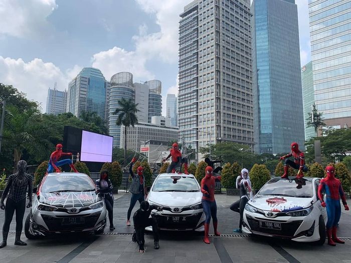 Cosplayer Spider Man berpose dengan Toyota Yaris