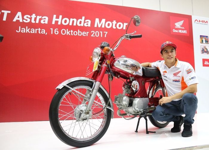 Marc Marquez berfoto dengan Honda S90Z