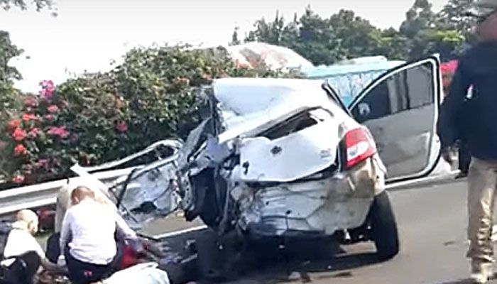 Bodi belakang Datsun Go sampai tinggal setengah, kelar diseruduk Bus Damri di tol Jagorawi.