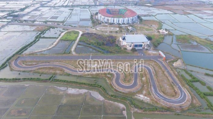 Tampak lintasan balap sirkuit Gelora Bung Tomo Surabaya yang dianggap terlalu terbuka