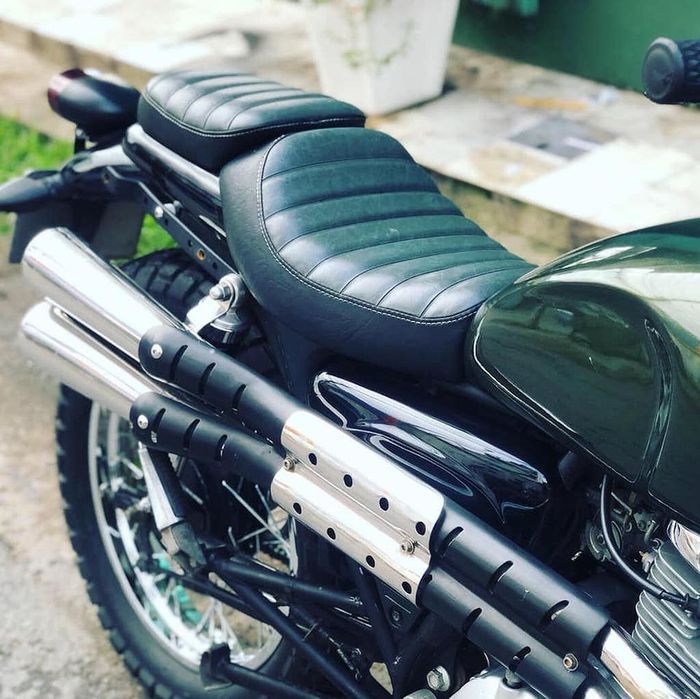Desain jok dan knalpotnya mirip banget dengan Triumph Street Scrambler