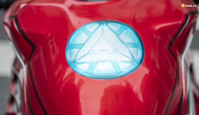 Ada arc reactor alias logo Iron Man di bagian tangki