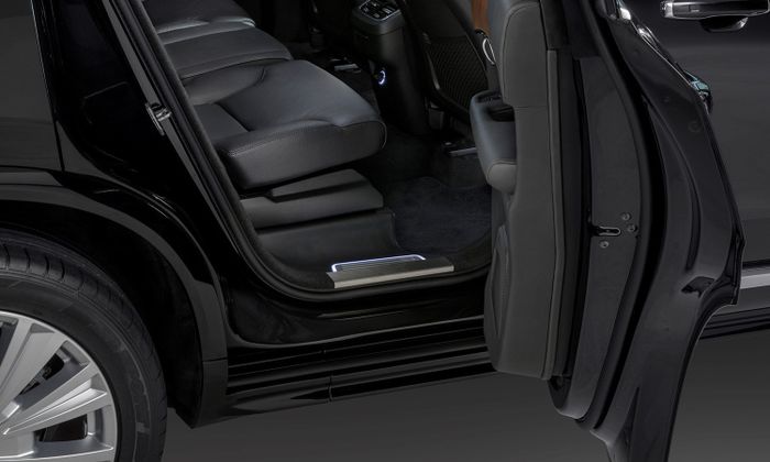 Bagian pintu armoured car jauh lebih tebal dari versi standar