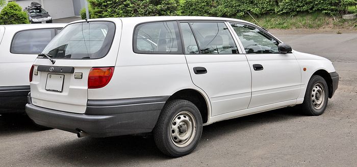 Toyota Caldina generasi pertama yang diproduksi tahun 1992.