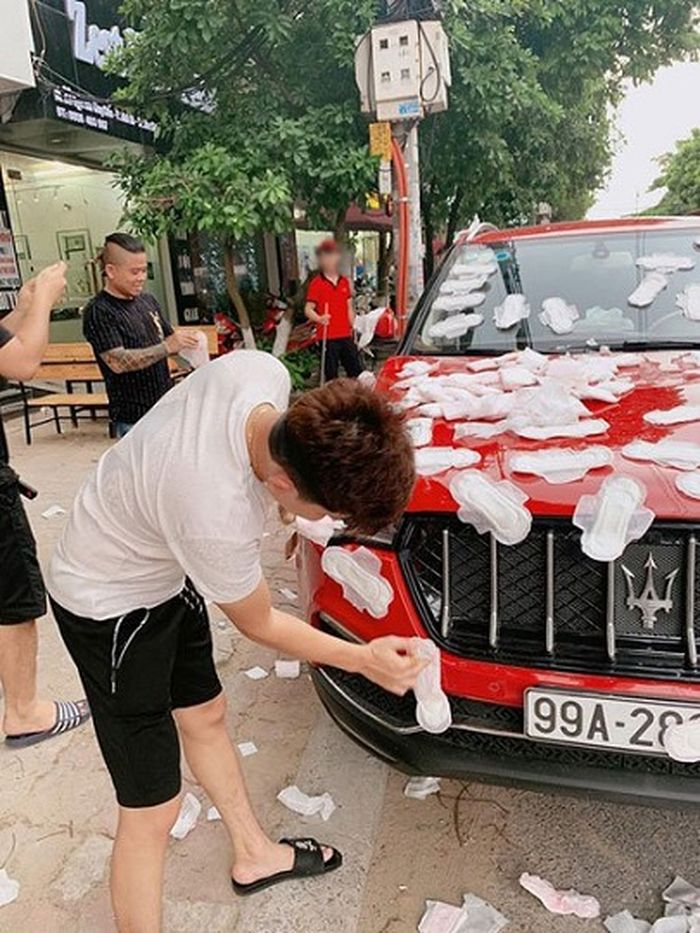 warga yang gemas menempelkan pembalut ke Maserati Levante merah yang parkir sembarangan.