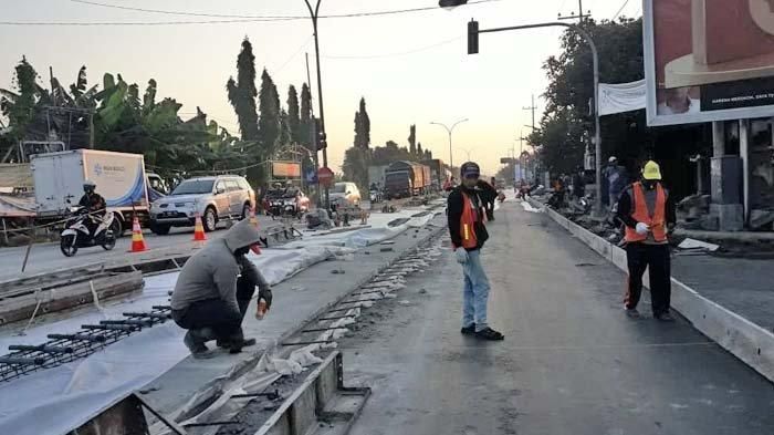 Proses pengecoran jalan nasional ruas Pucuk-Babat Lamongan akan memakan waktu 4-5 bulan