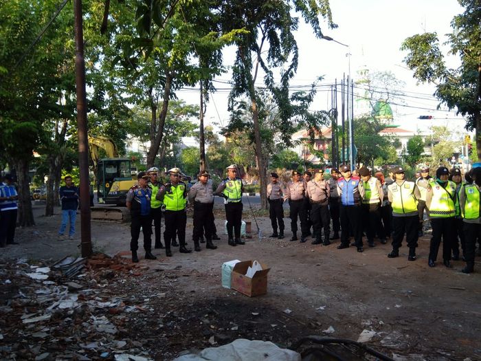 Proses penertiban 27 bangunan lapak liar di akses keluar Gerbang Tol (GT) Banyu Urip Jalan Tol Surabaya-Gempol