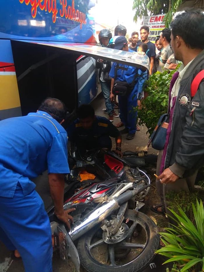 Proses evakuasi Hond Supra X yang dilindas Bus Sugeng Rahayu