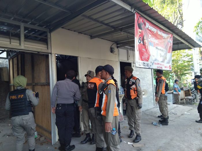 Proses penertiban 27 bangunan lapak liar di akses keluar Gerbang Tol (GT) Banyu Urip Jalan Tol Surabaya-Gempol