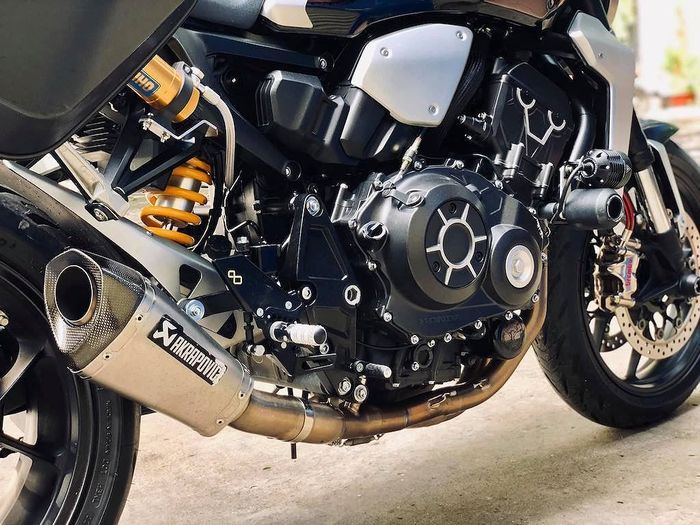 Suspensi belakang pakai Ohlins, knalpot pakai Akrapovic