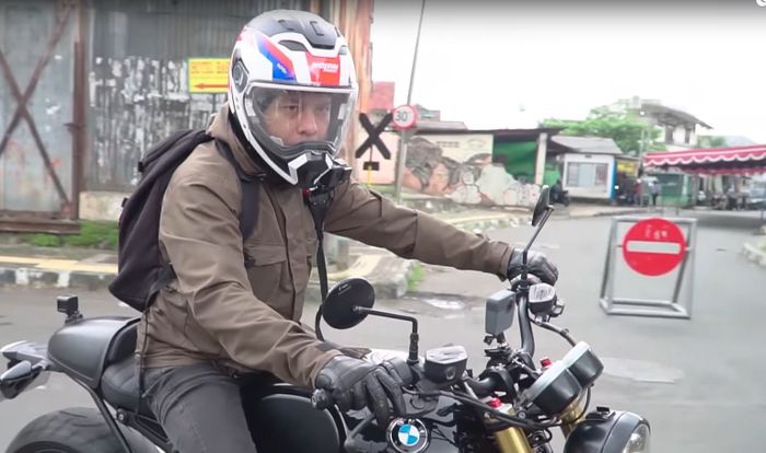 Ariel Noah mengendarai BMW R Nine T