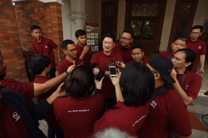 Roy Arman Arfandy, selaku Presiden Direktur EMI saat diwawancarai oleh awak media.