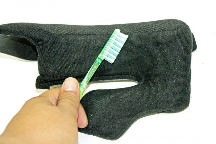 Sikat gigi bisa dipakai untuk menyikat busa helm