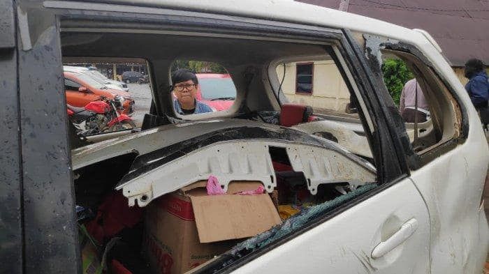 Bagian dalam Toyota Avanza salah sasaran setelah rusak parah diserbu warga