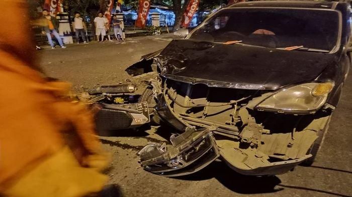 Kondisi sepeda motor Yamaha V-ixion dan mobil Avanza pasca tabrakan di Jalan Kolonel Barlian, Lahat.  