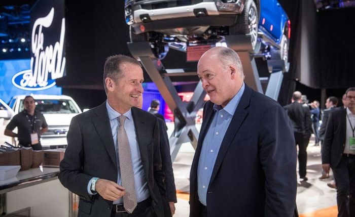 CEO Ford, Jim Hackett, bersama dengan CEO Volkswagen, Herbert Diess di acara Detroit Auto Show 2019.