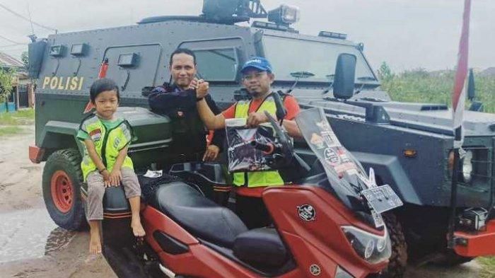 Lilik Gunawan saat berfoto bersama anggota Polri dengan Yamaha NMAX dan rantis Polri