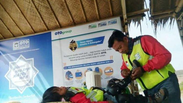 Aktivitas sehari-hari Lilik Gunawan dan putranya yang masih berumur 4 tahun saat riding menuju Mekkah, Arab Saudi menggunakan Yamaha NMAX