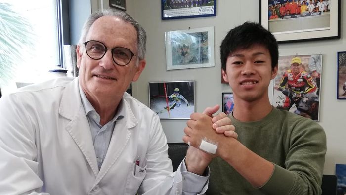 Dokter Xavier Mir dan Ai Ogura setelah sukses operasi cedera tangan kiri pembalap yang digantikan Gerry Salim di Moto3 Italia lalu