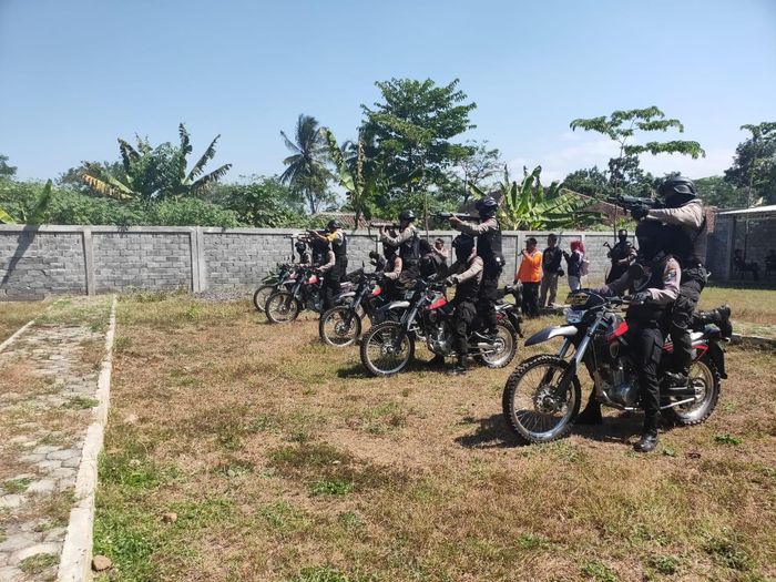 Kapolres Lumajang saat latihan menembak diatas motor trail