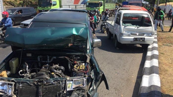 Kap mobil Toyota Kijang amblas akibat kecelakaan beruntun