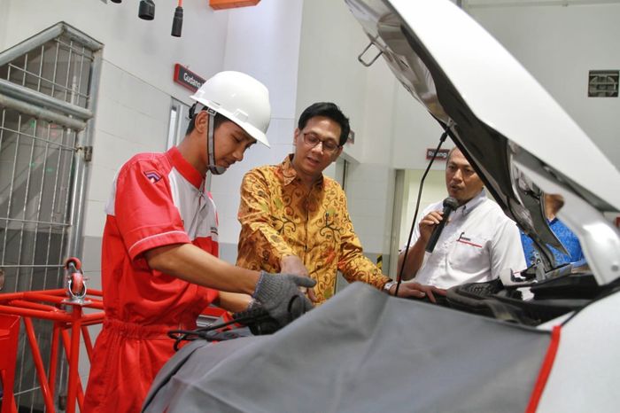 Irwan Kuncoro (Director Sales &amp; Markering Director PT MMKSI) meninjau fasilitas dealer PT Gemilang Berlian Indah.