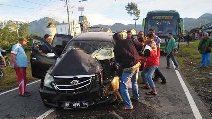 Warga mengevakuasi penumpang Toyota Avanza usai adu lawan bus ATLAS di Bener Meriah, Aceh