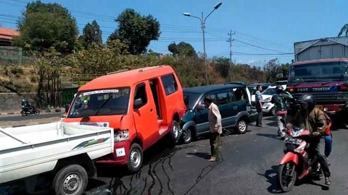 Kondisi usai tabrakan beruntun tujuh mobil di simpang Hanoman, Krapyak, Semarang, Jateng