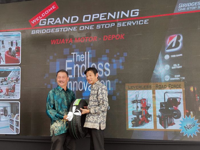 Yuichi Asaoka, Marketing Director Bridgestone Indonesia meresmikan Bridgestone One Stop Service di Depok