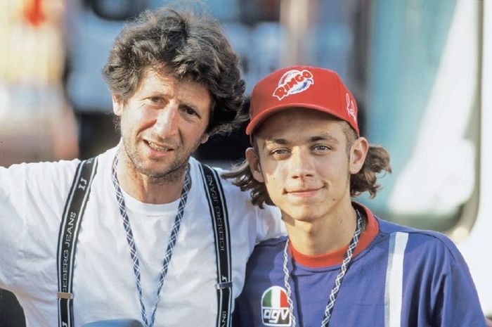 Ayah Valentino Rossi, Graziano Rossi (kiri) sering menjemput putranya itu saat tertangkap di kantor polisi setempat. 