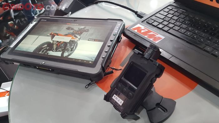 Alat XC-2 KTM terdiri dari tablet khusus dan ride recorder yang terhubung di motor