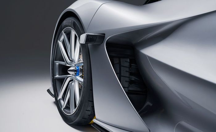 Lubang airflow pada bodi samping Lotus Evija