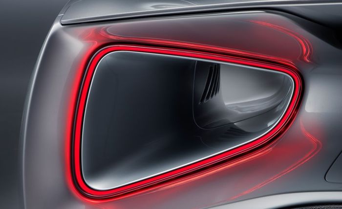 Desain lampu rem pada bodi belakang Lotus Evija yang seperti kolong