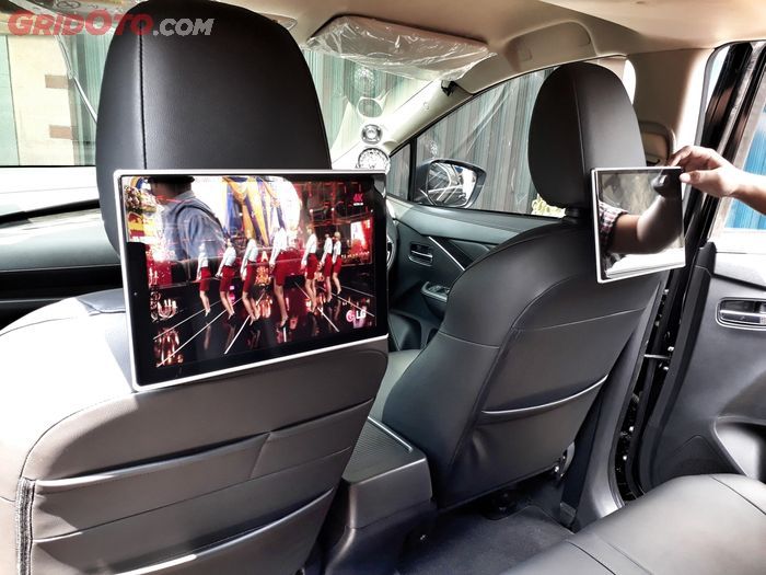 Cara pasang praktis hanya dengan model clip on di headrest depan