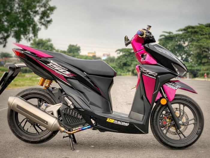 Komposisi warna hitam dan pink-nya pas banget