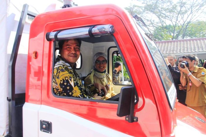 Direktur Industri Maritim, Alat Transportasi, dan Alat Pertahanan Kementerian Perindustrian, Putu Juli Ardika bersama Bupati Lebak Iti Octavia menguji coba Alat Mekanis Multiguna Pedesaan (AMMDes) 