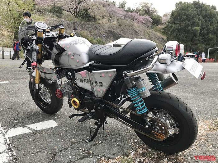 Tampilannya jadi kelihatan tangguh dan kokoh berkat bodi yang digrafis seperti pelat baja