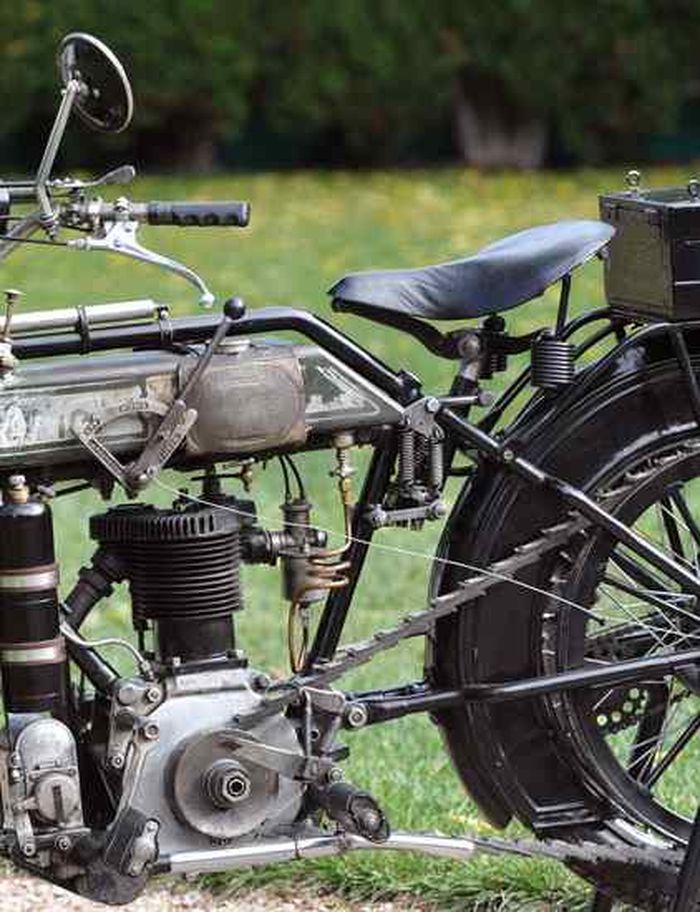 Jok dilengkapi pegas untuk kenyamanan pembalap 