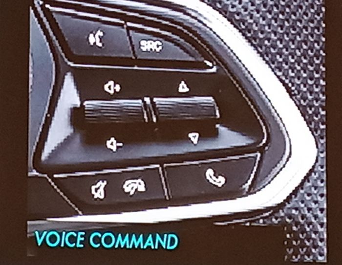 Tombol untuk mengaktifkan voice command di Wuling Almaz 7-seater