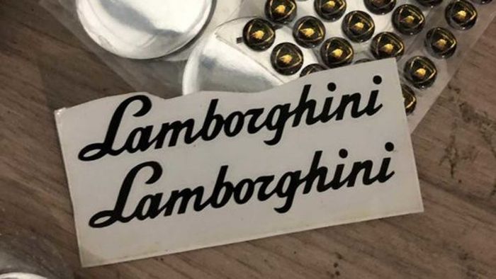 Logo Lamborghini yang hanya berupa stiker
