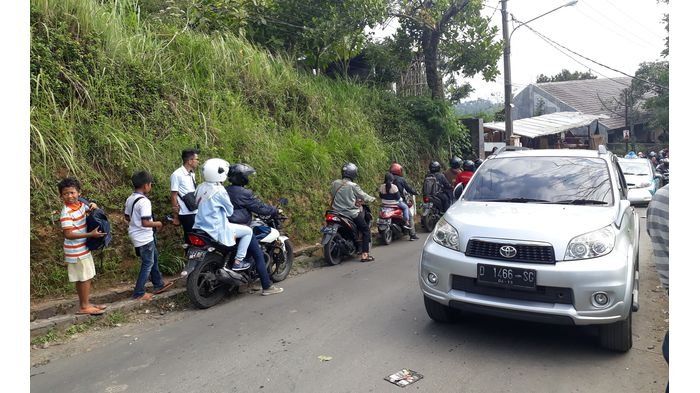 Ilustrasi jalan sempit dua arah