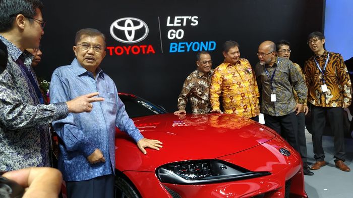 Jusuf Kalla menyambangi Toyota Supra dan bertanya soal harga kepada Henry Tanoto, Vice President Director&nbsp;PT Toyota Astra Motor (TAM) 