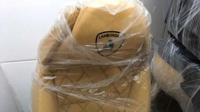 Jok yang akan dipasang pada Lamborghini abal-abal.
