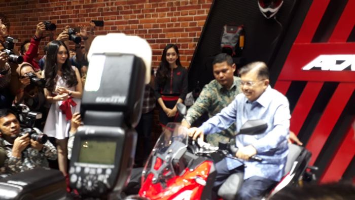 JK nampak senang dengan Honda X-ADV 150