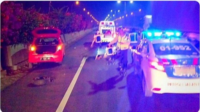 Polisi mengevakuasi pengemudi Daihatsu Ayla yang menjadi korban tabrak lari di tol Kamal