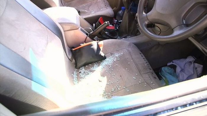 Polisi harus memecahkan kaca untuk mengeluarkan keempat bocah yang mengunci diri di mobil.