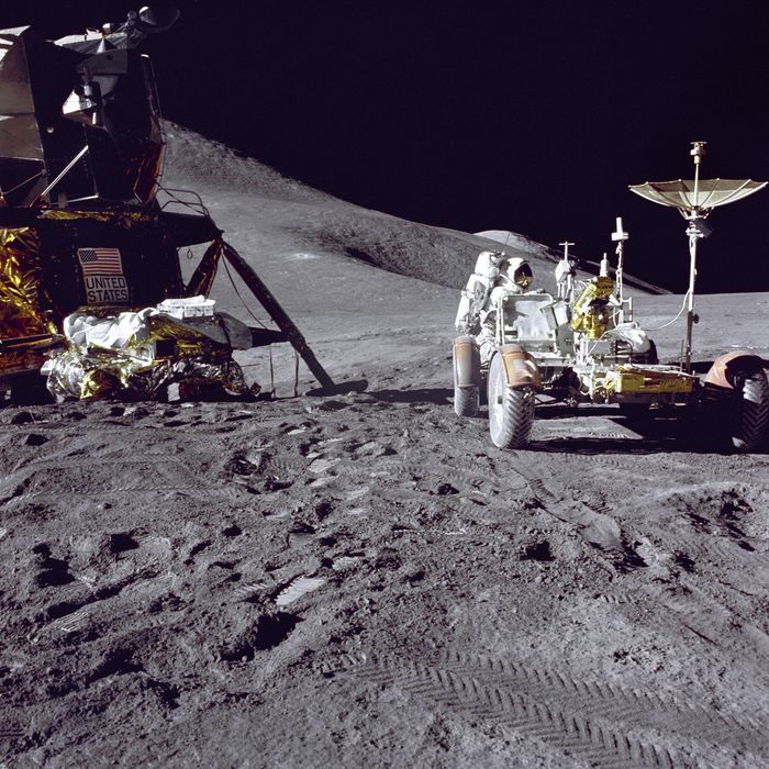 Lunar Rover dan modul Apollo 15 yang membawanya ke bulan