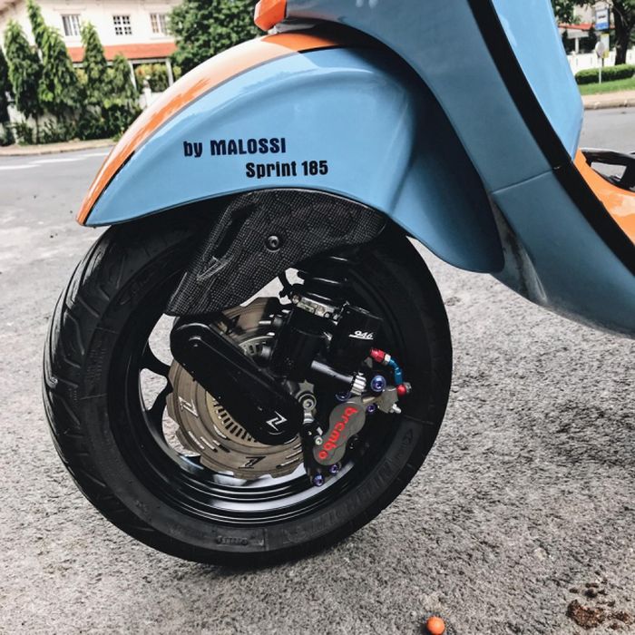 Suspensi depannya pakai model Vespa 946