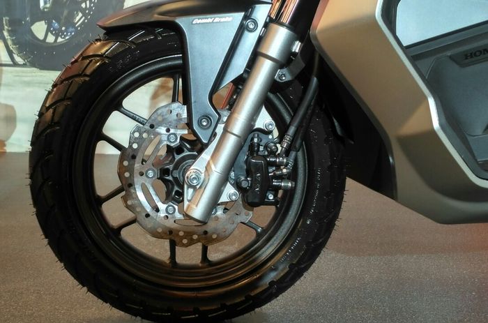 Terdapat 3 piston di kaliper rem depan Honda ADV150 versi CBS-ISS