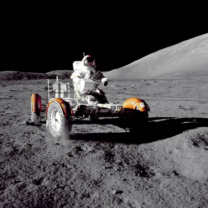 Eugene A. Cernan, Komandan misi Apollo 17 sedang melakukan tes singkat Lunar Rover di bulan